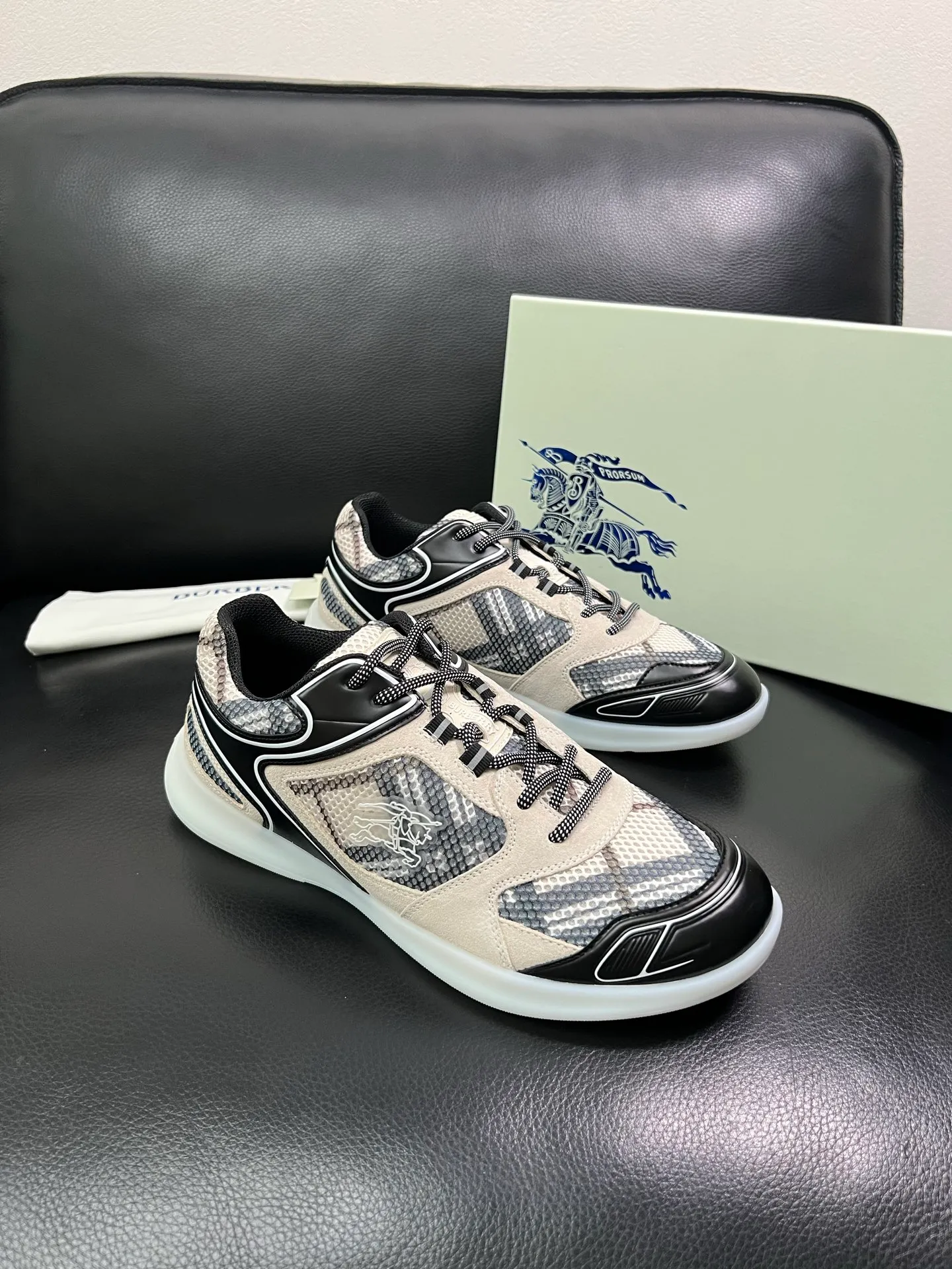 Men's shoes 💰740 BURBERRY top crafts Burberry counter synchronization, original factory configuration imported cowhide fabrics from Italy, high-quality complex splicing process, imported cowhide inner pads, breathable and comfortable, soles: original soles specially provided by the original factory, original and single goods High quality welcome to compare, code number 38-44 (customized 45 46) 85855